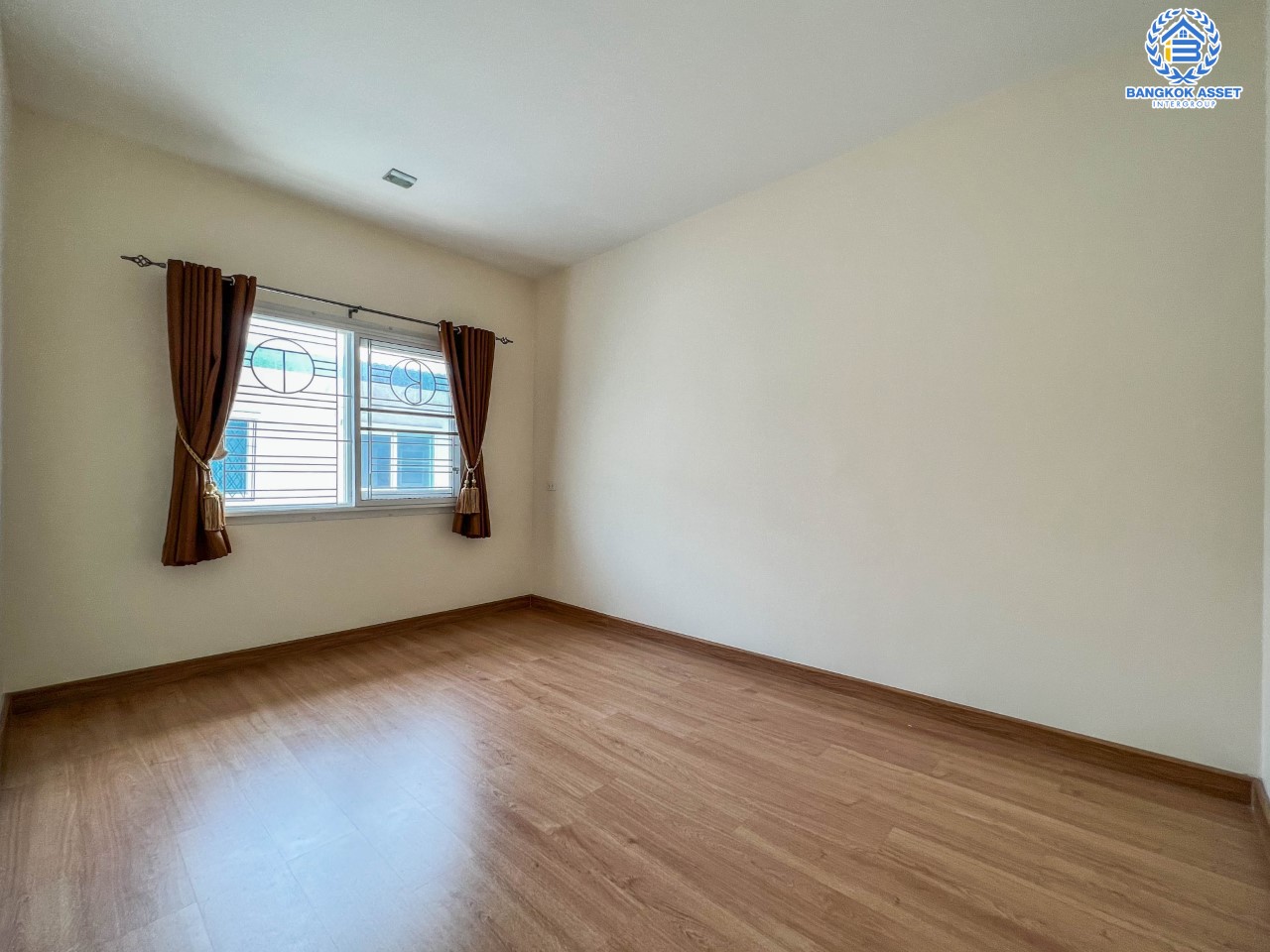 *****ทาวน์โฮมมือสองนนทบุรี ม.โกลเด้นทาวน์ ปิ่นเกล้า-จรัญฯ เนื้อที่ 22.6 ตร.ว. ฟังก์ชัน 5 นอน 4 น้ำ หน้ากว้าง 5 เมตร กว้างขวางอยู่สบาย บนทำเลชื่อมต่อหลายเส้นทาง ใกล้รถไฟฟ้าสายสีแดงอ่อน "สถานีบางบำหรุ" และ รถไฟฟ้าสายสีน้ำเงิน "สถานีบางอ้อ"